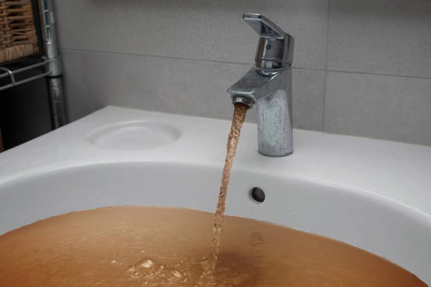 Photo d'une eau d'une eau boueuse au robinet