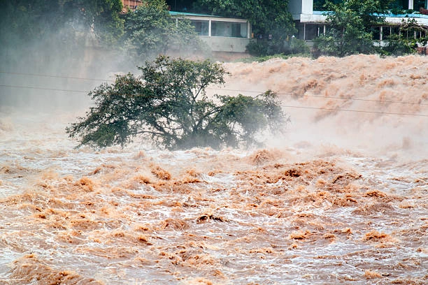 Photo d'une rivière en crue